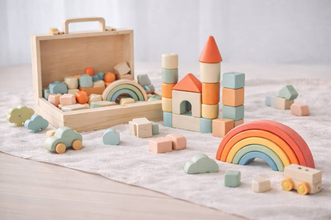 Kvalitní dřevěné kostky a stavebnice v kufřících nabízejí nekonečné možnosti pro kreativní stavění měst, věží a zámků
